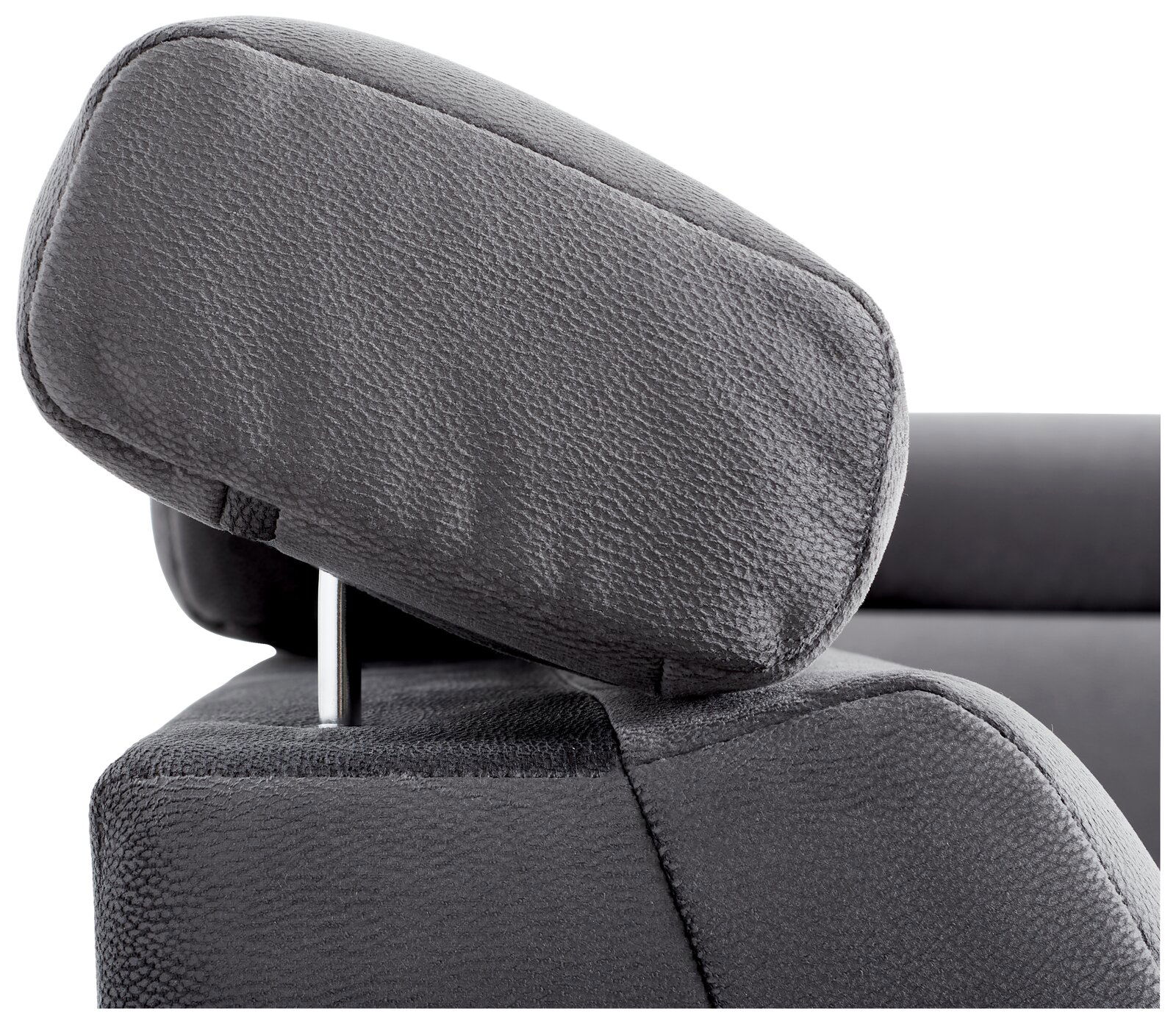 Nahaufnahme einer grauen Kopfstütze eines Sofas aus der seitlichen Perspektive.