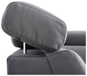 Nahaufnahme einer grauen Kopfstütze eines Sofas aus der seitlichen Perspektive.