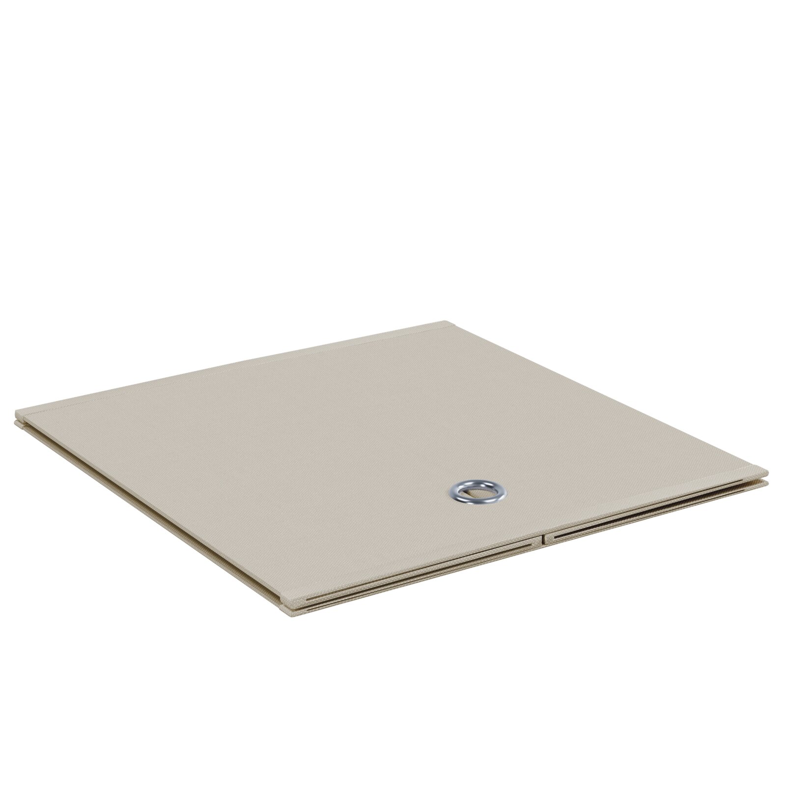 Beige, quadratische Stoff- oder Plane-Abdeckung mit Metallöse, flach liegend auf weißem Hintergrund, perspektivische Ansicht schräg von oben