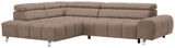 Braunes Ecksofa mit Ottomane links, perspektivisch von vorne rechts gesehen.
