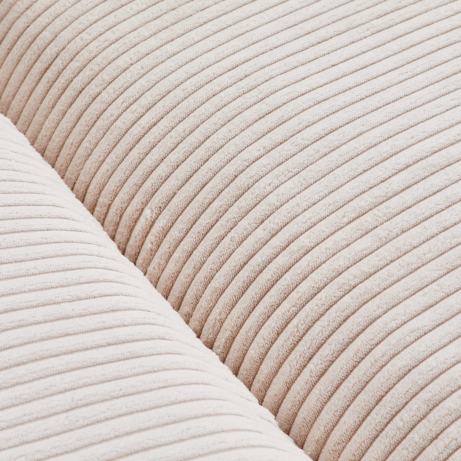 Nahaufnahme eines Big-Sofas mit cremefarbenem, geripptem Stoffbezug, Detailansicht der Textur.