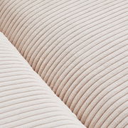 Nahaufnahme eines Big-Sofas mit cremefarbenem, geripptem Stoffbezug, Detailansicht der Textur.