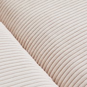 Nahaufnahme eines Big-Sofas mit cremefarbenem, geripptem Stoffbezug, Detailansicht der Textur.