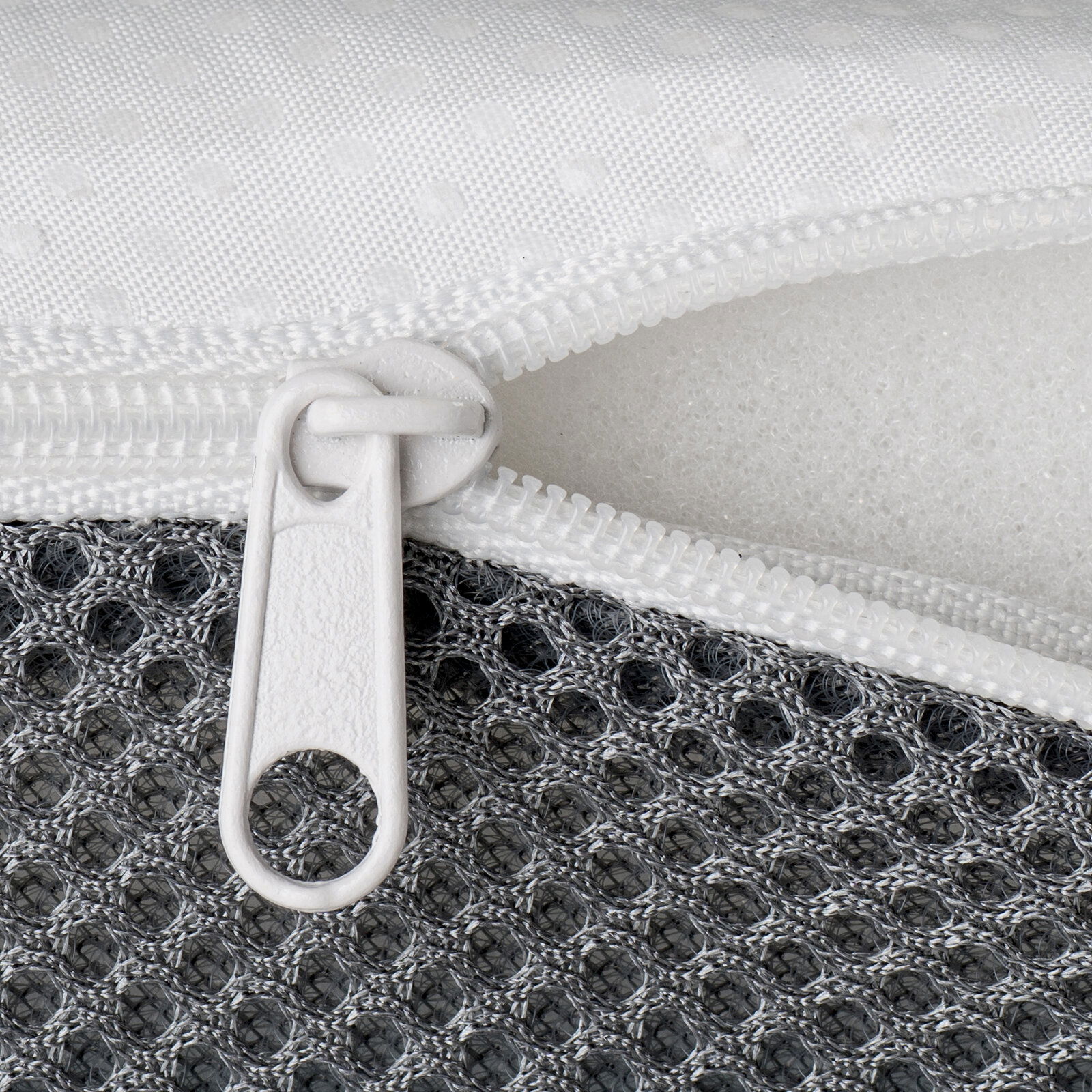 Nahaufnahme eines EaZzzy Toppers mit Reißverschluss, der die weiße und graue Struktur des Materials zeigt.
