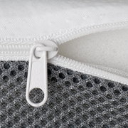 Nahaufnahme eines EaZzzy Toppers mit Reißverschluss, der die weiße und graue Struktur des Materials zeigt.
