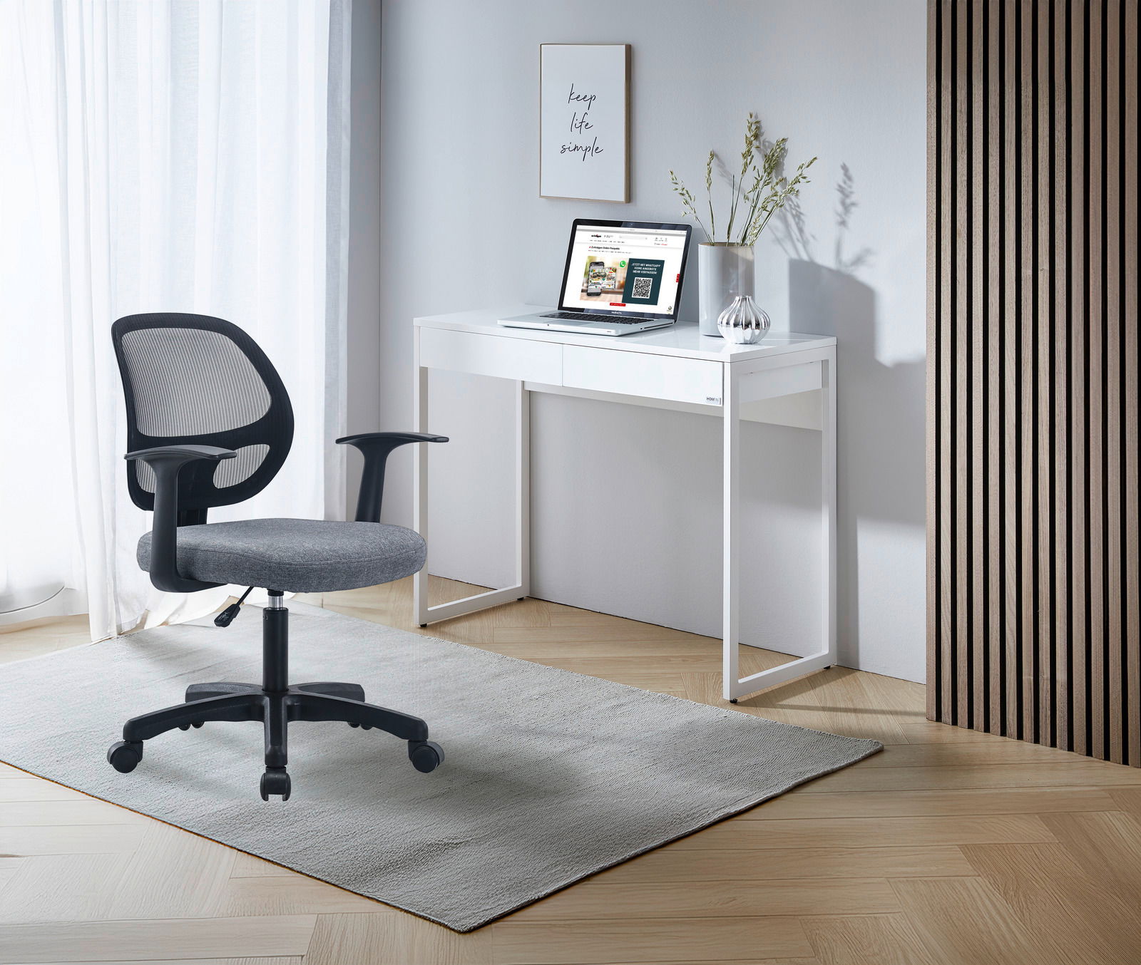 Moderner Schreibtisch in Weiß mit Laptop und Dekoration, seitliche Perspektive