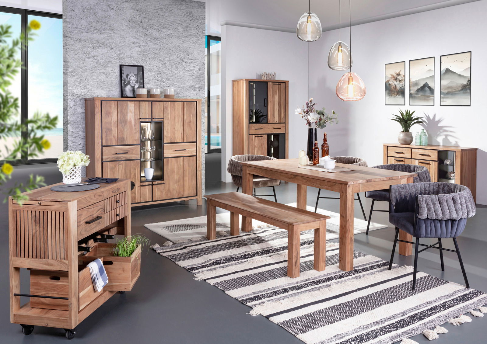 Landscape Bank AKAZIO Esszimmer mit Holzmöbeln, darunter ein Esstisch, eine Bank, ein Servierwagen und ein Sideboard, aus der Perspektive von vorne links betrachtet.