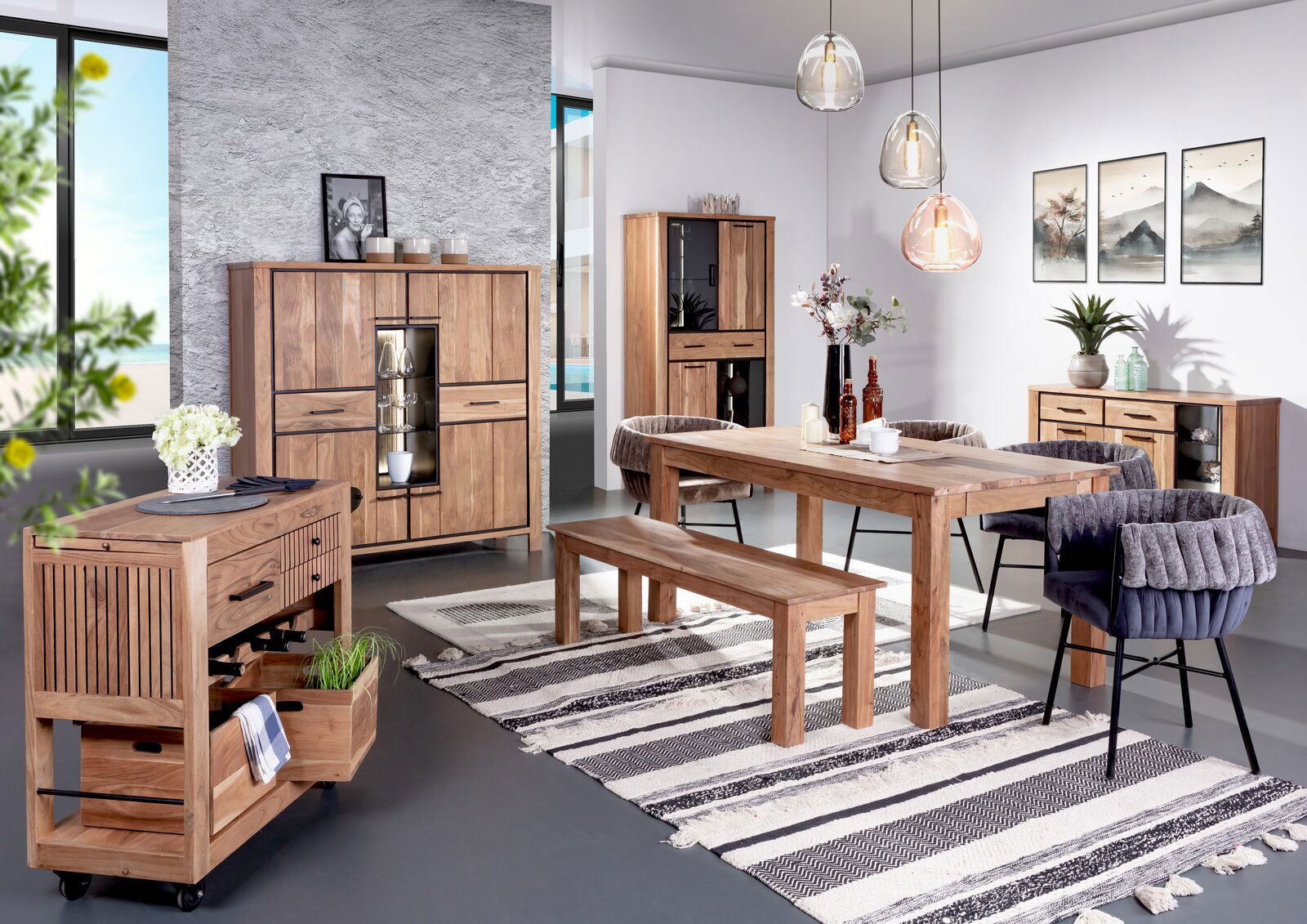 Landscape Servierwagen AKAZIO Esszimmer mit Holzmöbeln, darunter ein Esstisch, eine Bank, ein Servierwagen und ein Sideboard, aus der Perspektive von vorne links betrachtet.