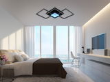 Moderne LED-Deckenleuchte in einem stilvollen Schlafzimmer mit Meerblick, aus der Perspektive von unten betrachtet.