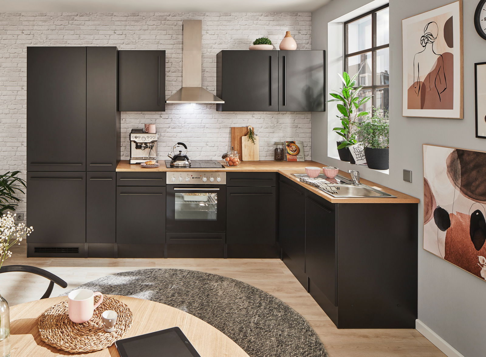 Moderne Küche mit schwarzen Schränken und Eckunterschrank, Blick von vorne