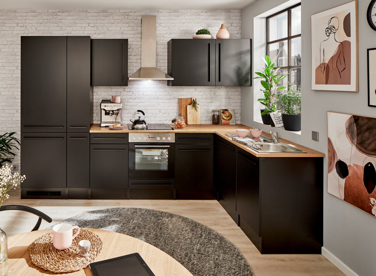 Moderne Küche mit schwarzen Schränken und Eckunterschrank, Blick von vorne