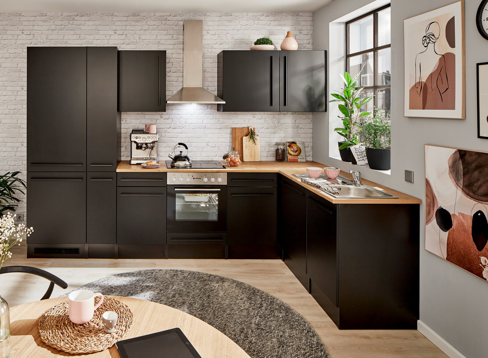 Moderne Küche mit schwarzen Schränken und Eckunterschrank, Blick von vorne