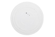Ronde witte plafondlamp met subtiele concentrische ringen, gezien van onderaf (frontaal) op een witte achtergrond