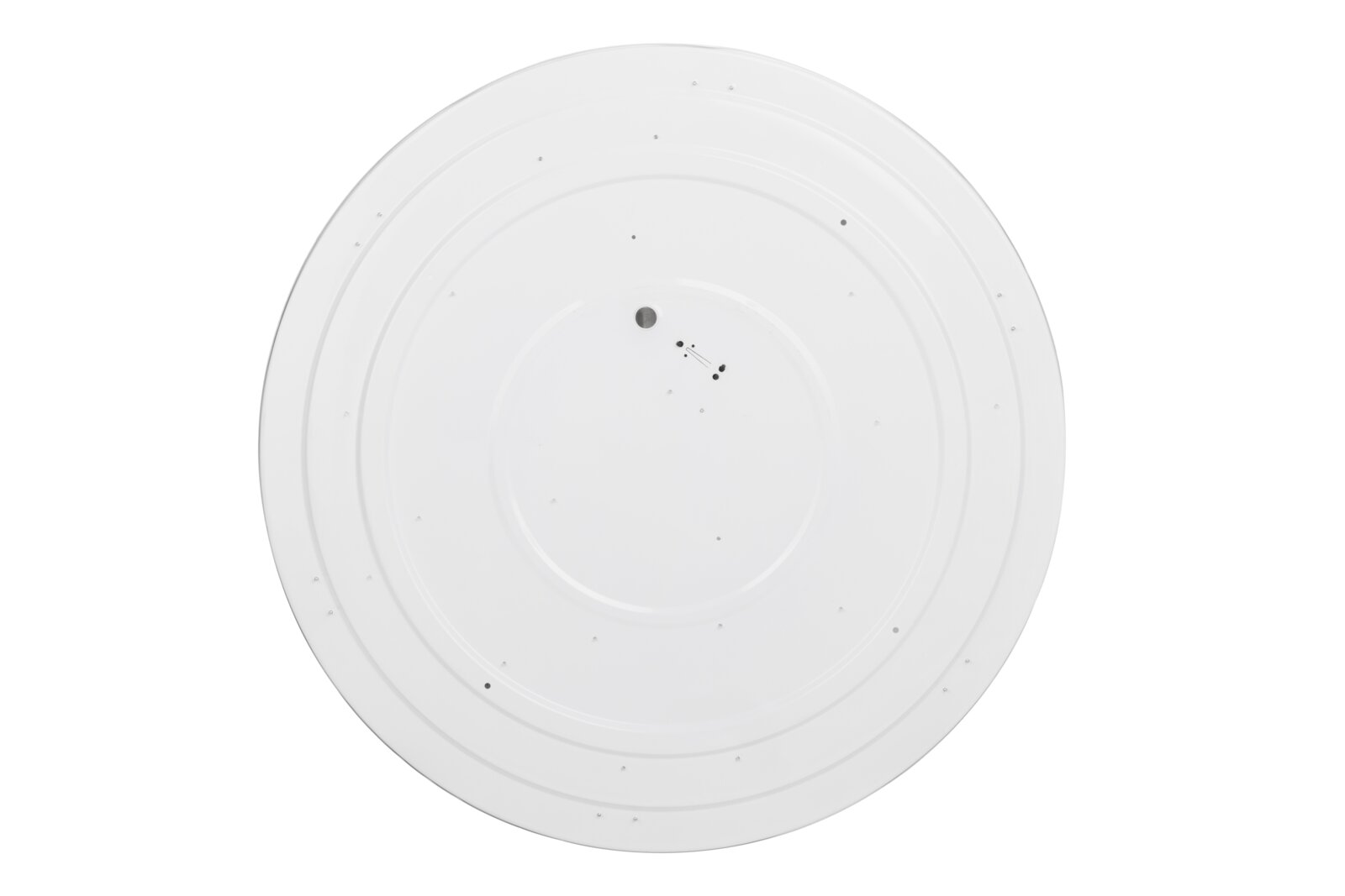 Ronde witte plafondlamp met subtiele concentrische ringen, gezien van onderaf (frontaal) op een witte achtergrond