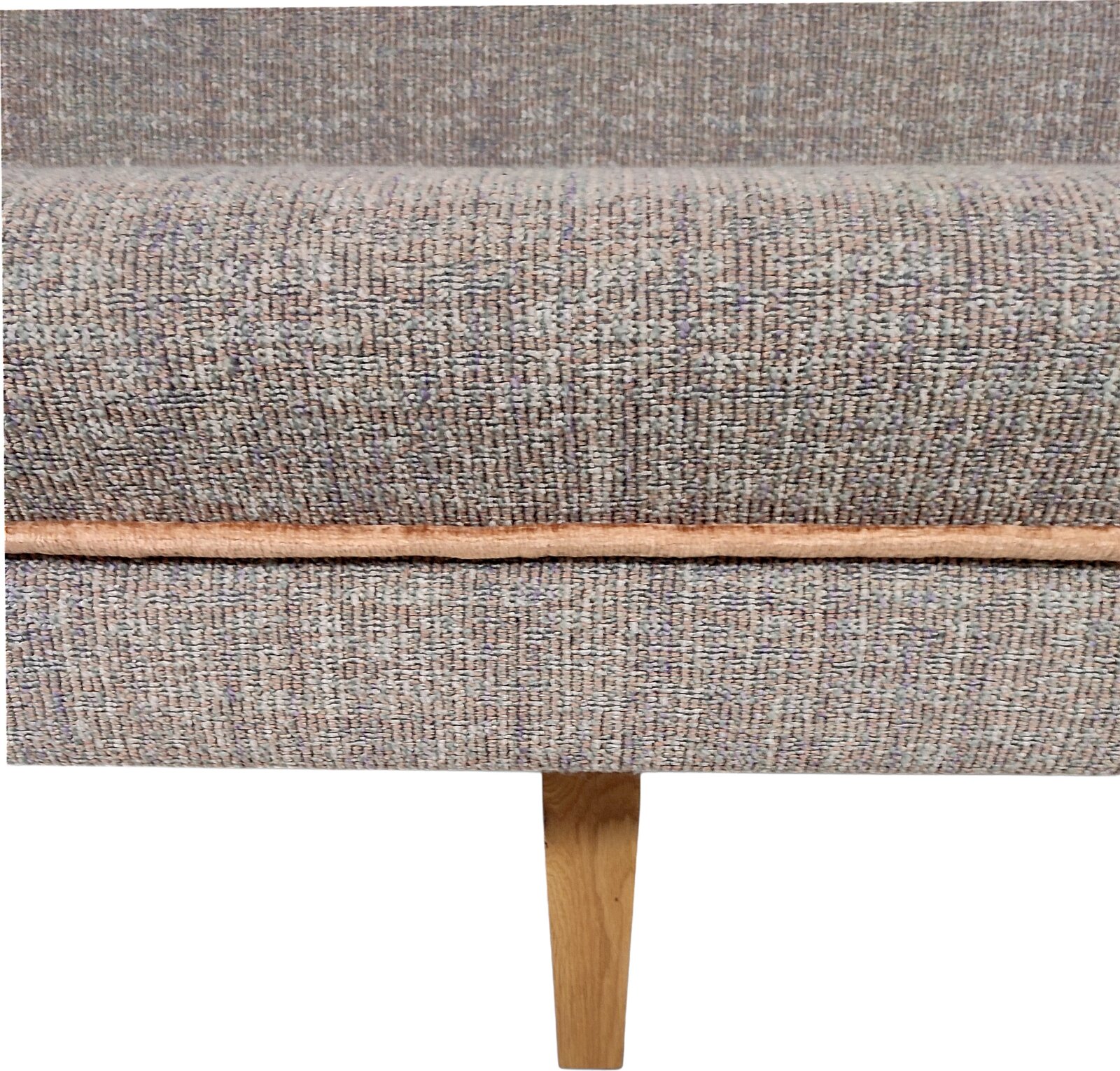 Detailansicht von vorne: graubraun melierter Stoffbezug eines Sofas/Polstermöbels mit umlaufender Naht und konischem Holzfuß