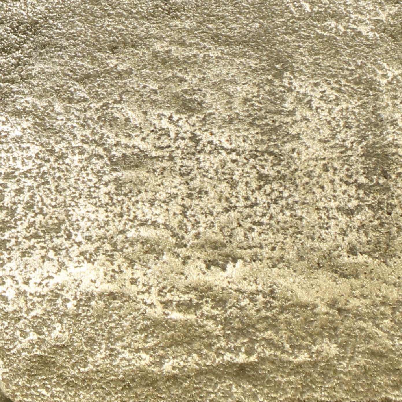 Nahaufnahme einer goldenen, strukturierten Oberfläche eines Beistelltisches