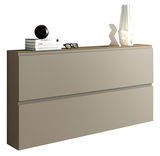 Moderner XL-Hängeschuhschrank in Beige mit zwei Schubladen, dekoriert mit Büchern, einer schwarzen Kugel und einer weißen Vase, seitliche Perspektive.