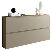 Moderner XL-Hängeschuhschrank in Beige mit zwei Schubladen, dekoriert mit Büchern, einer schwarzen Kugel und einer weißen Vase, seitliche Perspektive.