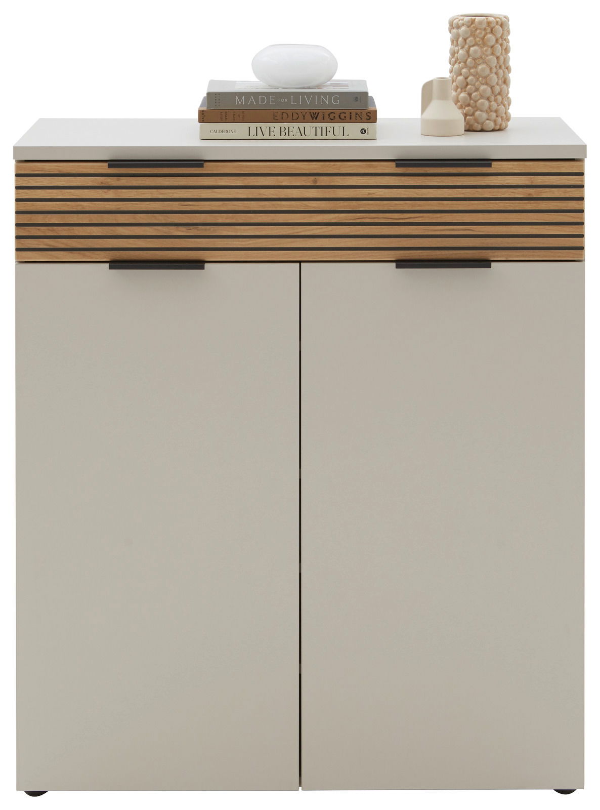 Moderner Schuhschrank mit zwei Türen und einer Schublade, Frontansicht. Oben dekoriert mit Büchern und Vasen.