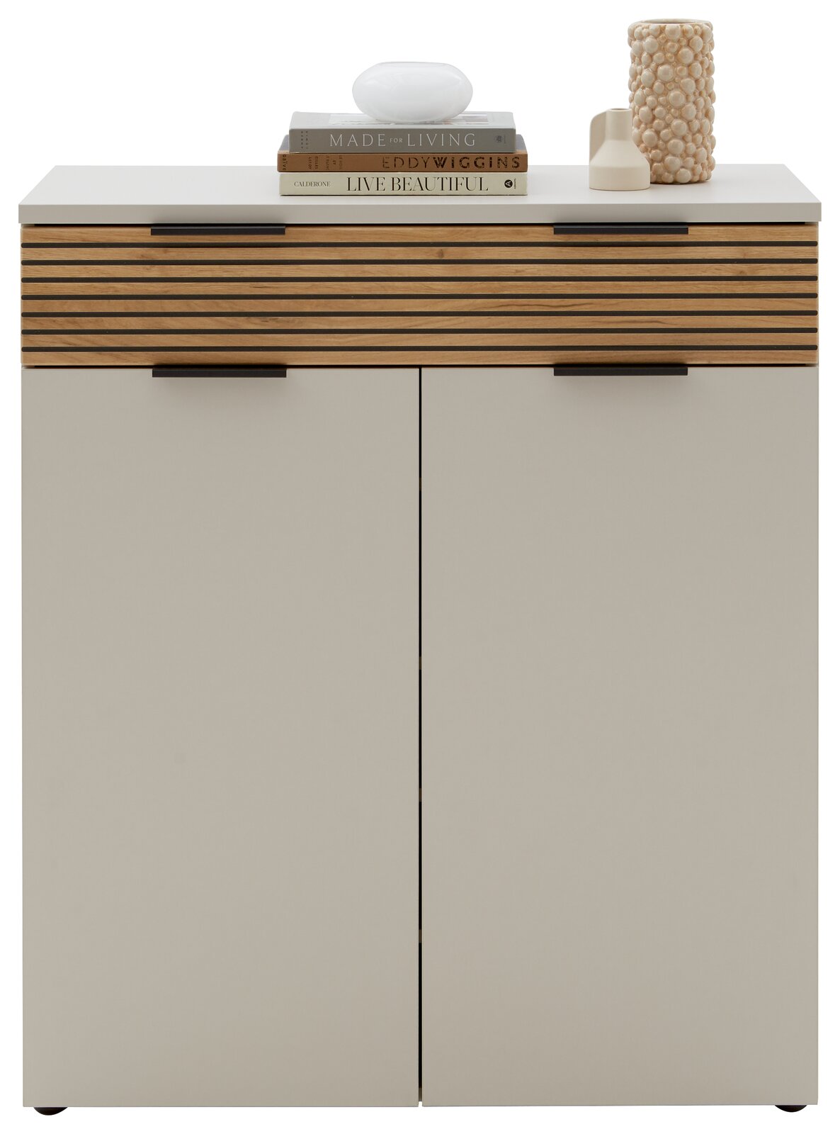 Moderner Schuhschrank mit zwei Türen und einer Schublade, Frontansicht. Oben dekoriert mit Büchern und Vasen.