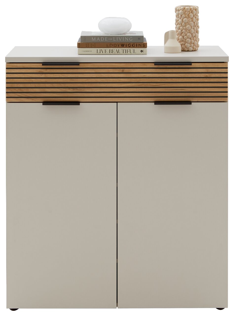 Moderner Schuhschrank mit zwei Türen und einer Schublade, Frontansicht. Oben dekoriert mit Büchern und Vasen.