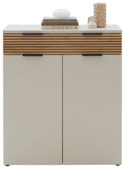 Moderner Schuhschrank mit zwei Türen und einer Schublade, Frontansicht. Oben dekoriert mit Büchern und Vasen.