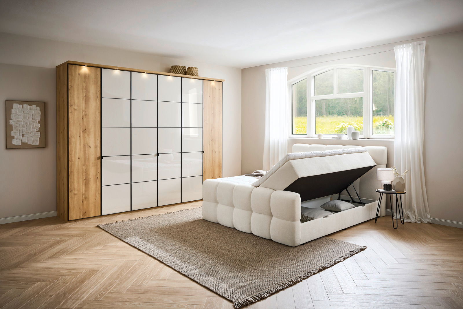 Boxbett mit Stauraum in modernem Schlafzimmer, seitliche Perspektive