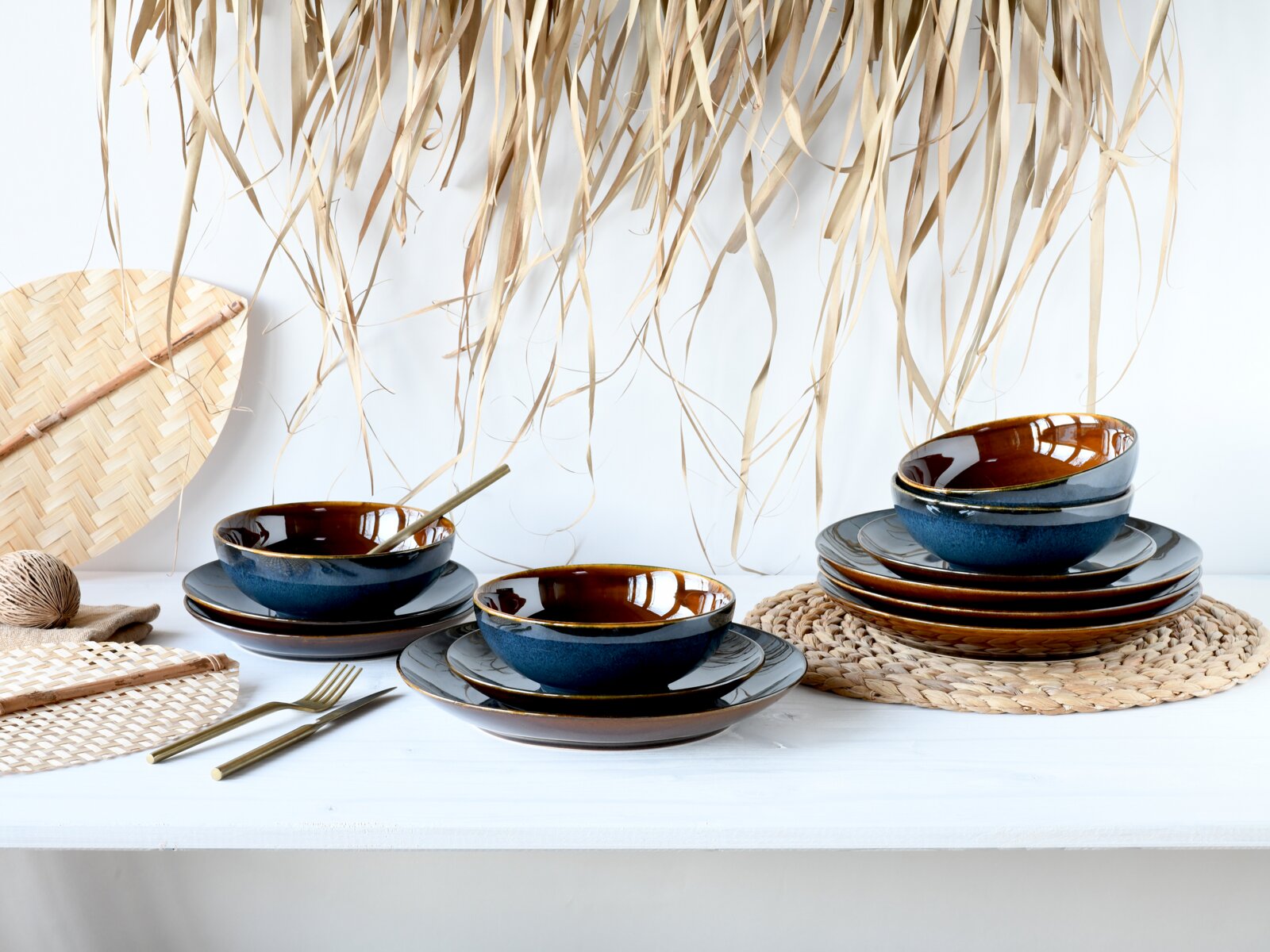Creatable Tellerset 12-tlg MALLORCA Keramik-Geschirrset mit blau-braunen Schalen und passenden Tellern auf weißem Tisch mit Naturdeko, frontal in leicht seitlicher Perspektive