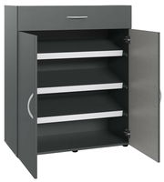 Grauer Schuhschrank mit einer Schublade oben und zwei offenen Türen, die drei Regalböden zeigen, Perspektive von vorne.