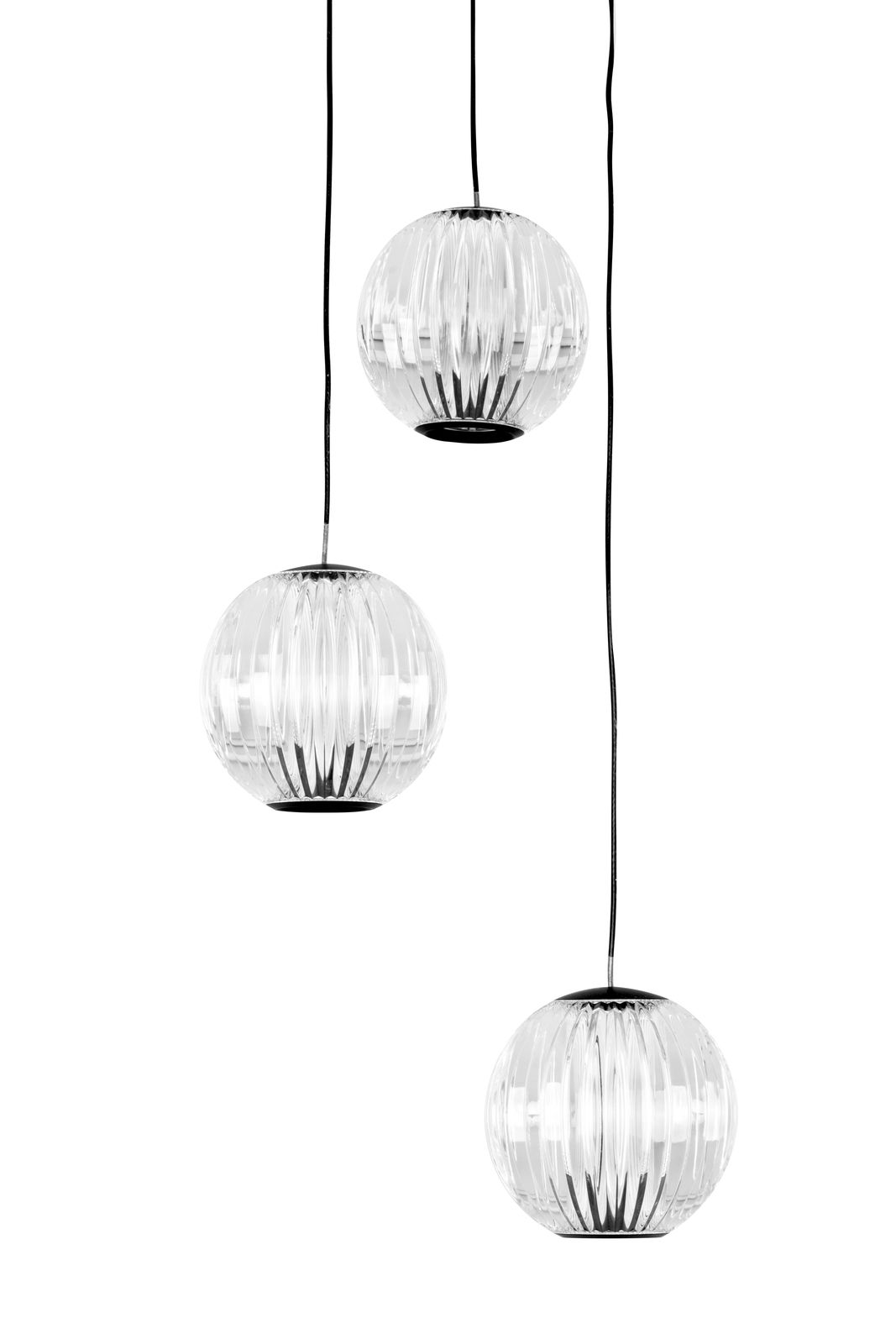 Drei kugelförmige LED-Hängeleuchten von Dieter Knoll aus klarem Glas, von der Seite betrachtet.