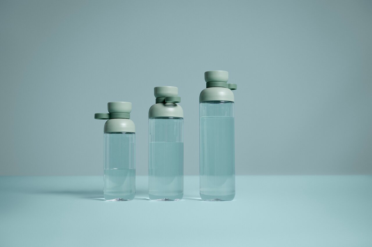 Drei Trinkflaschen in verschiedenen Größen in der Farbe Nordic Sage, frontal fotografiert auf einem hellen Hintergrund.