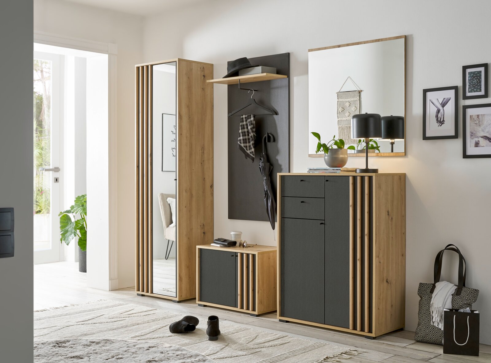 Moderner Garderobenschrank aus Holz mit Spiegel, Schuhschrank und Wandpaneel mit Haken, seitliche Perspektive