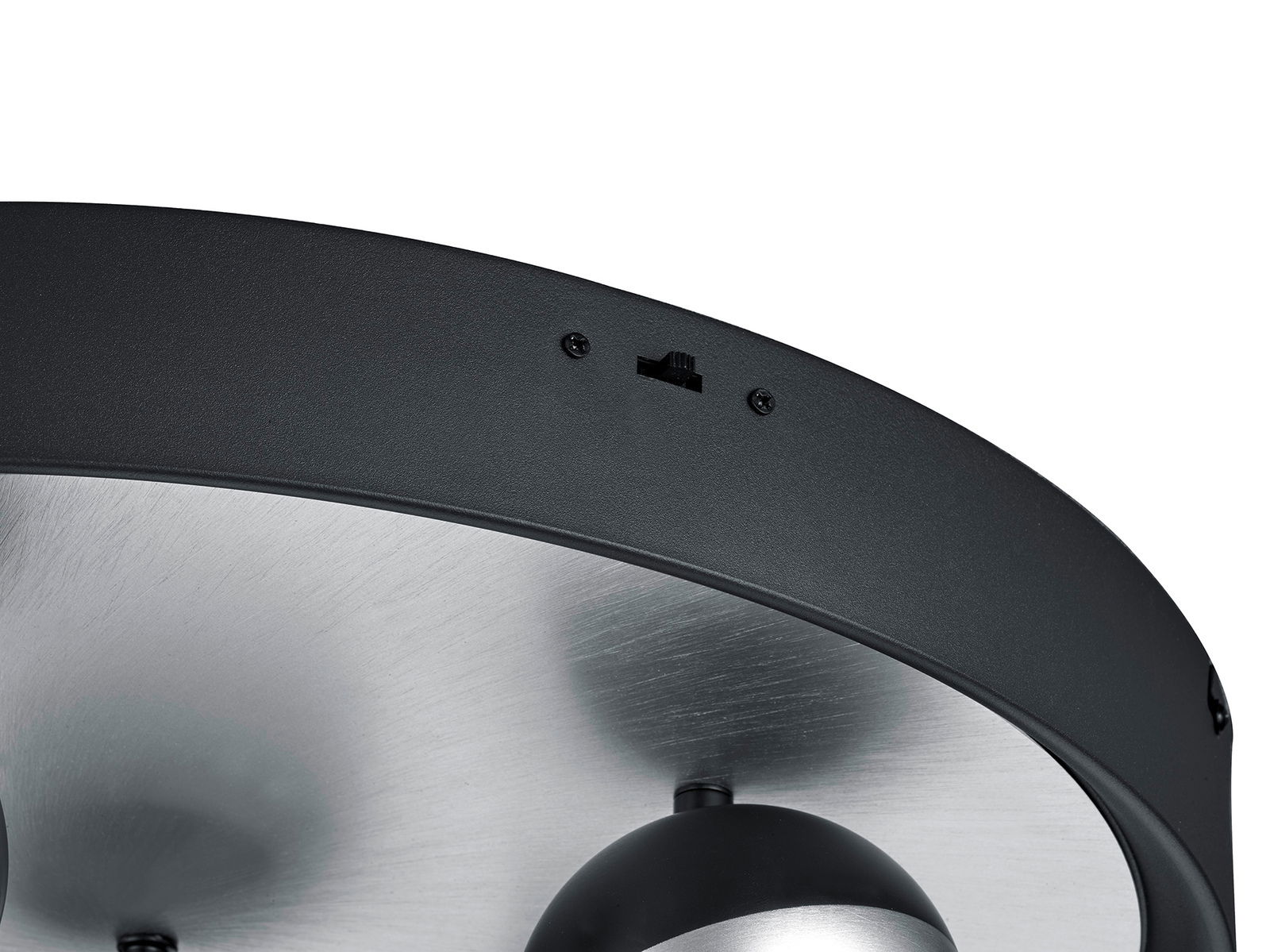 Trio Leuchten Deckenleuchte ORBIT Nahaufnahme der Deckenleuchte Trio Leuchten ORBIT in schwarzem Metall mit silberner Innenseite, seitliche Perspektive
