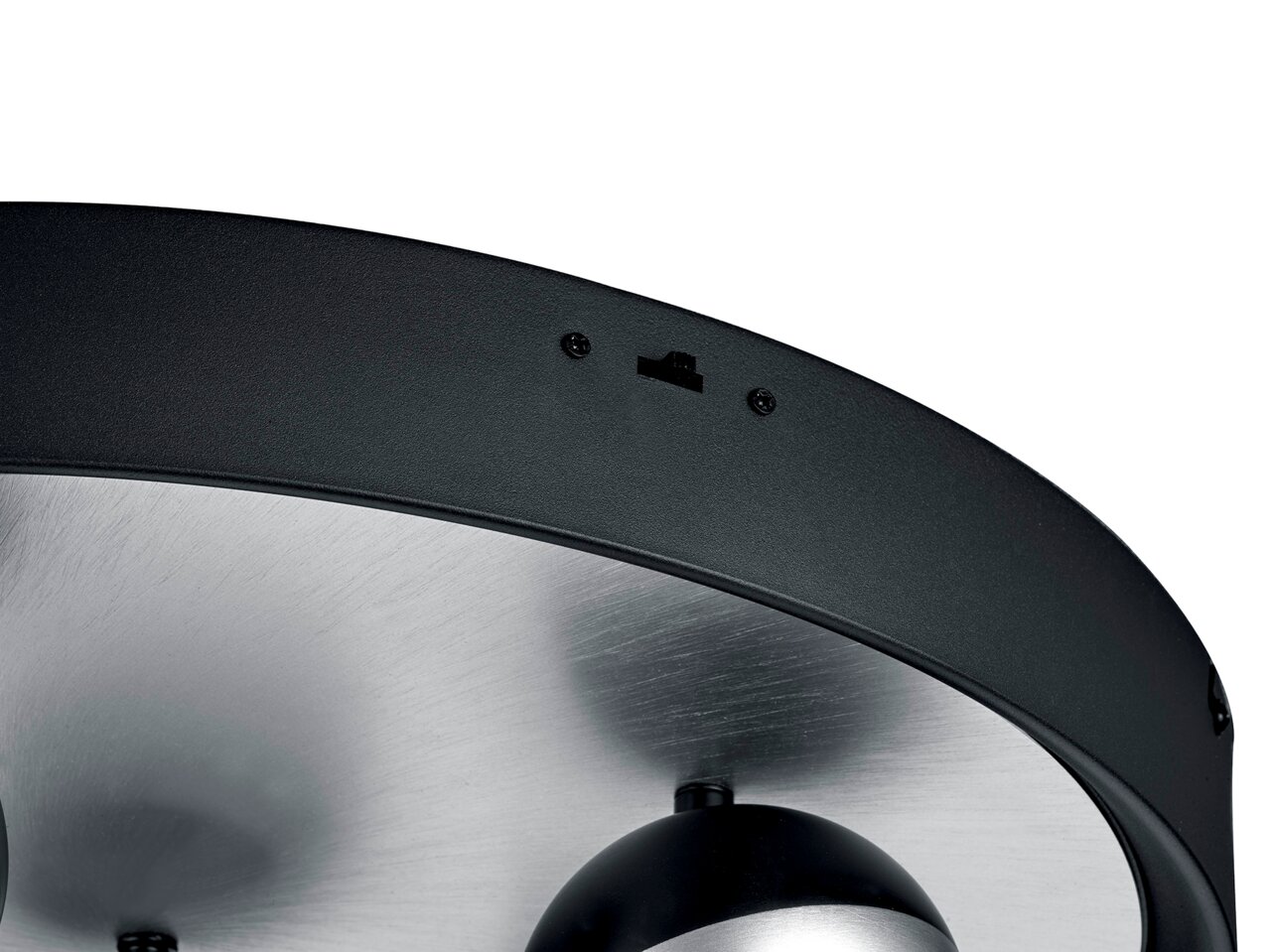Trio Leuchten Deckenleuchte ORBIT Nahaufnahme der Deckenleuchte Trio Leuchten ORBIT in schwarzem Metall mit silberner Innenseite, seitliche Perspektive
