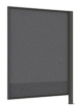 Sichtschutz aus grauem Material in einem stabilen Rahmen, seitliche Perspektive