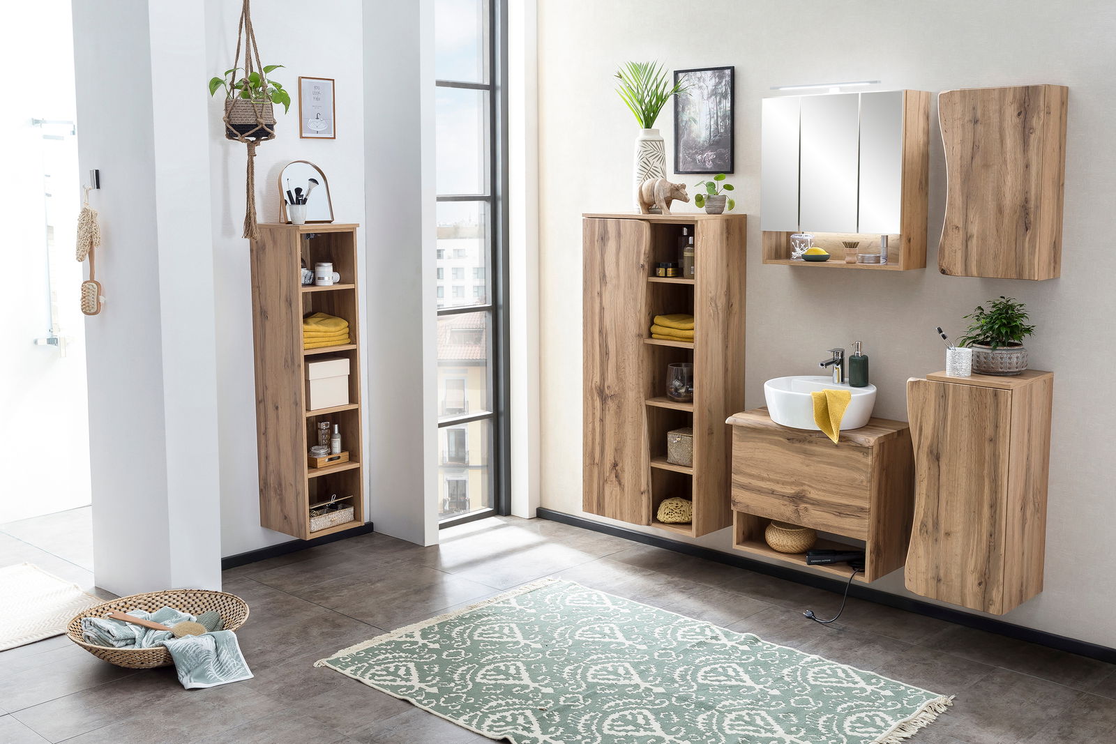 Badezimmer mit modernen Holzregalen, Waschbecken und Spiegel, seitliche Perspektive