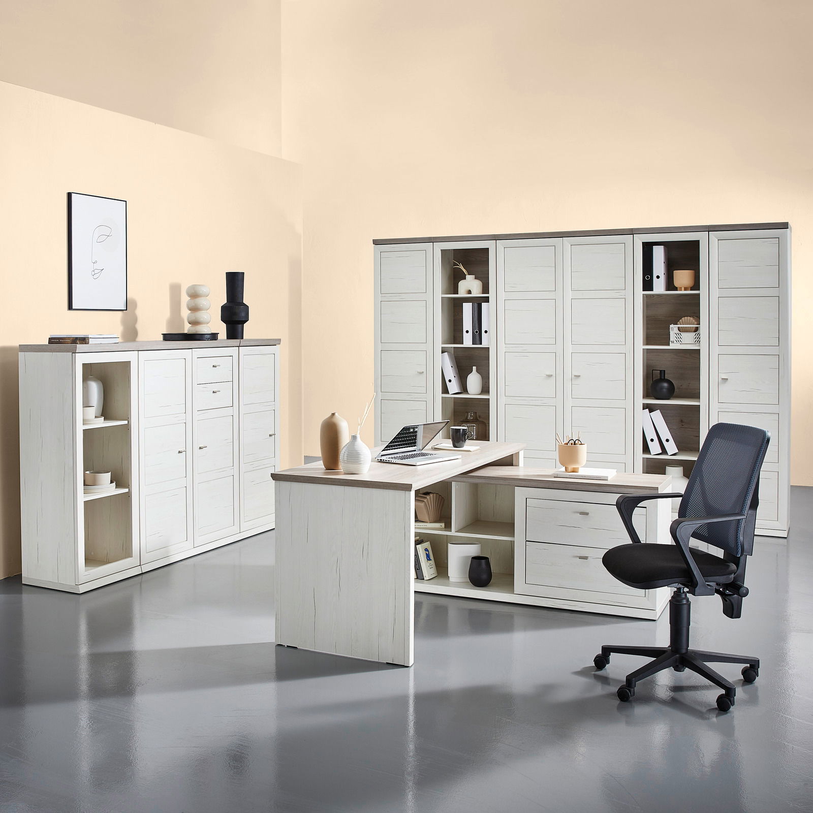 Moderner Eckschreibtisch in heller Holzoptik mit integriertem Stauraum, umgeben von passenden Schränken und einem Bürostuhl, aus der Perspektive eines Betrachters im Raum.