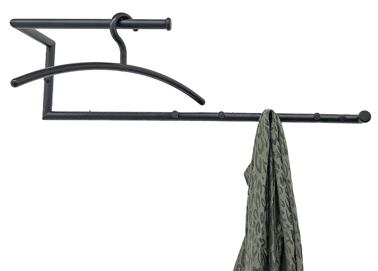 XORA Wandkapstok CHRIS Schwarze Wandgarderobe aus Metall mit mehreren Haken, an der ein Tuch hängt, seitliche Perspektive.