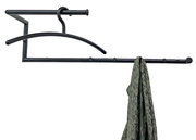 Schwarze Wandgarderobe aus Metall mit mehreren Haken, an der ein Tuch hängt, seitliche Perspektive.