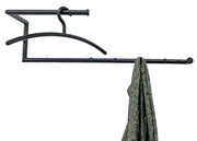 Schwarze Wandgarderobe aus Metall mit mehreren Haken, an der ein Tuch hängt, seitliche Perspektive.