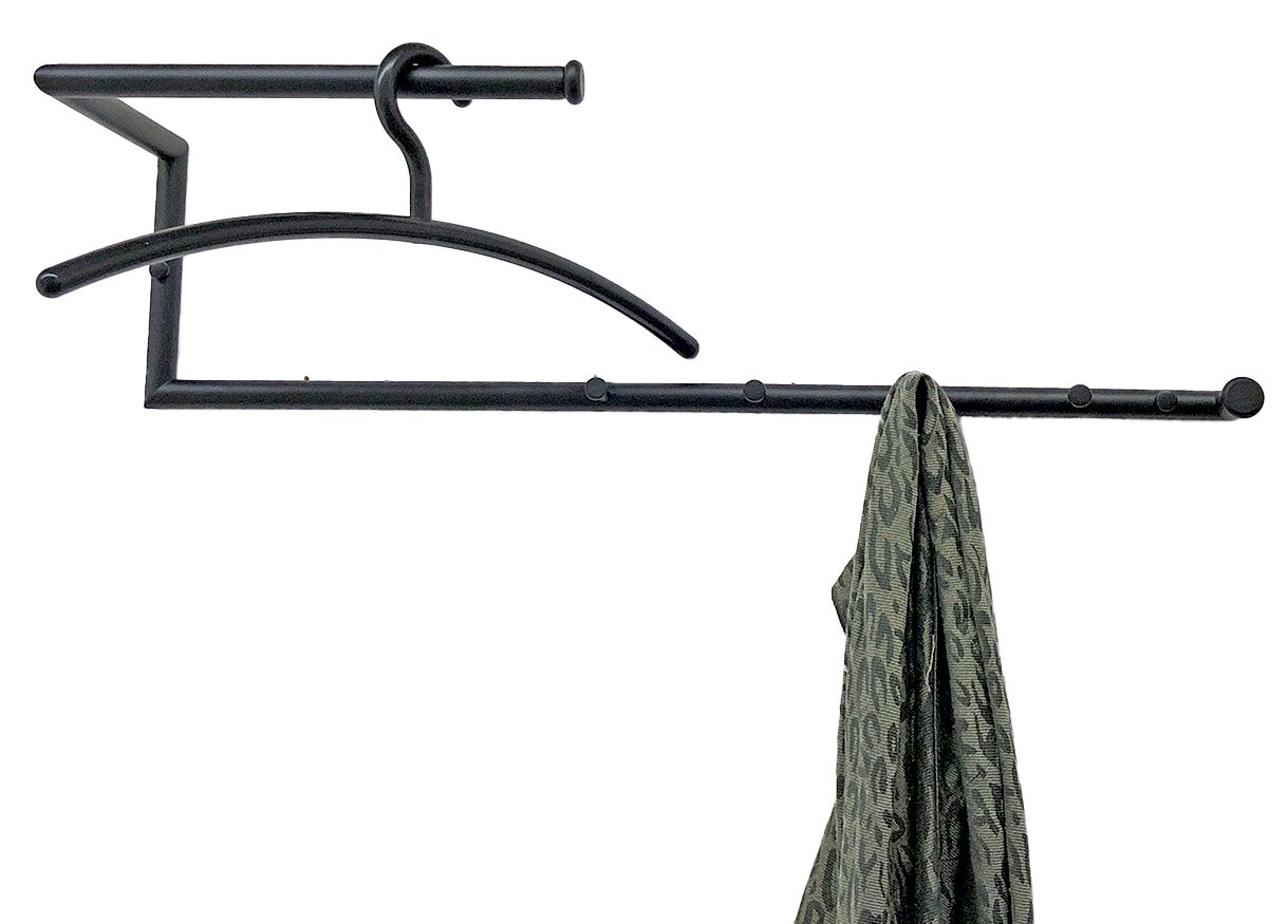 Schwarze Wandgarderobe aus Metall mit mehreren Haken, an der ein Tuch hängt, seitliche Perspektive.