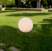Kugelförmige Solarleuchte auf einer Rasenfläche, seitliche Perspektive