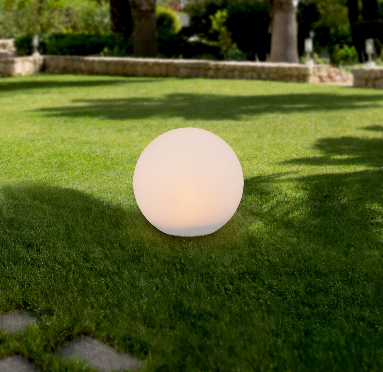 Ambia Garden Solarleuchte BALL Kugelförmige Solarleuchte auf einer Rasenfläche, seitliche Perspektive