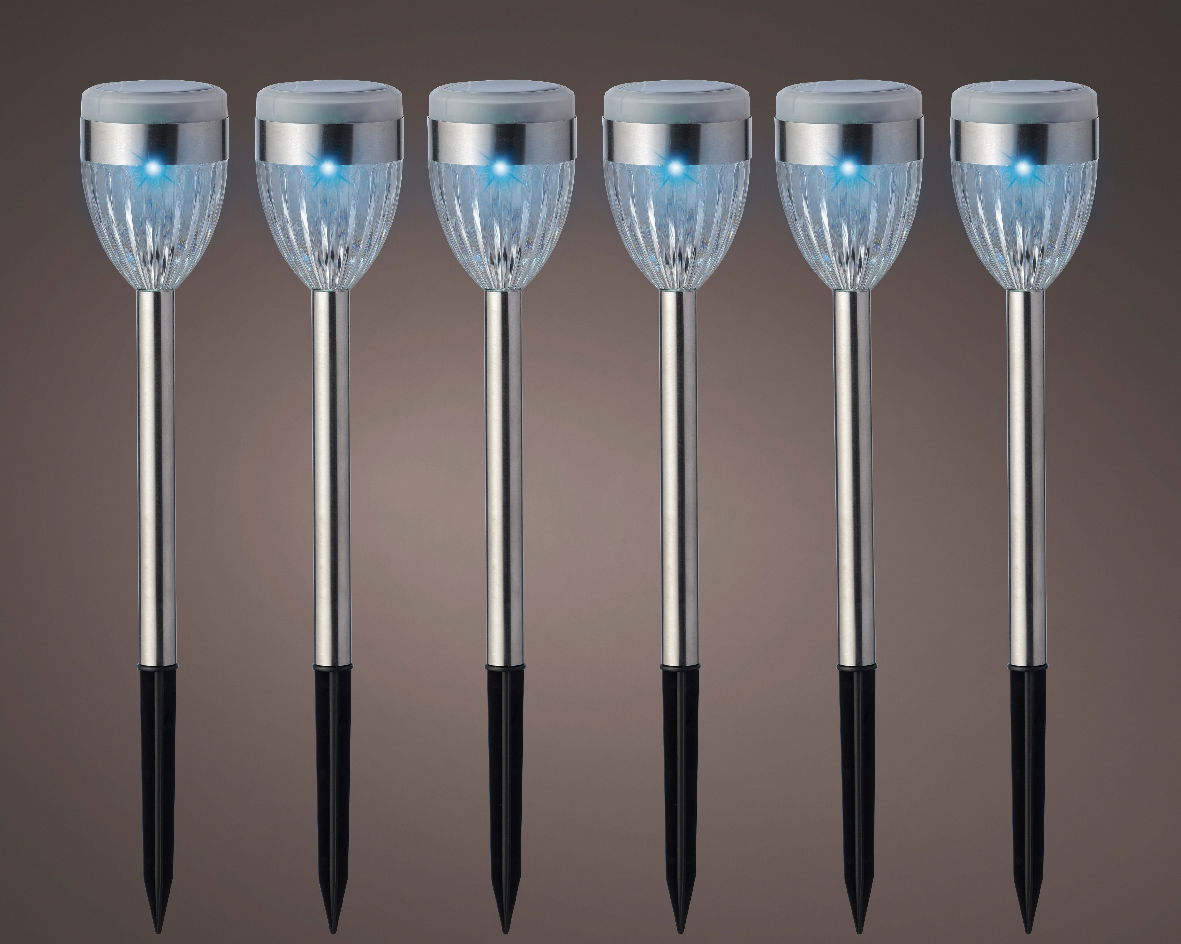 Sechs Solar Stabbeleuchten in einer frontalen Ansicht, mit leuchtenden blauen LEDs und silbernen Gehäusen.