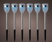 Sechs Solar Stabbeleuchten in einer frontalen Ansicht, mit leuchtenden blauen LEDs und silbernen Gehäusen.