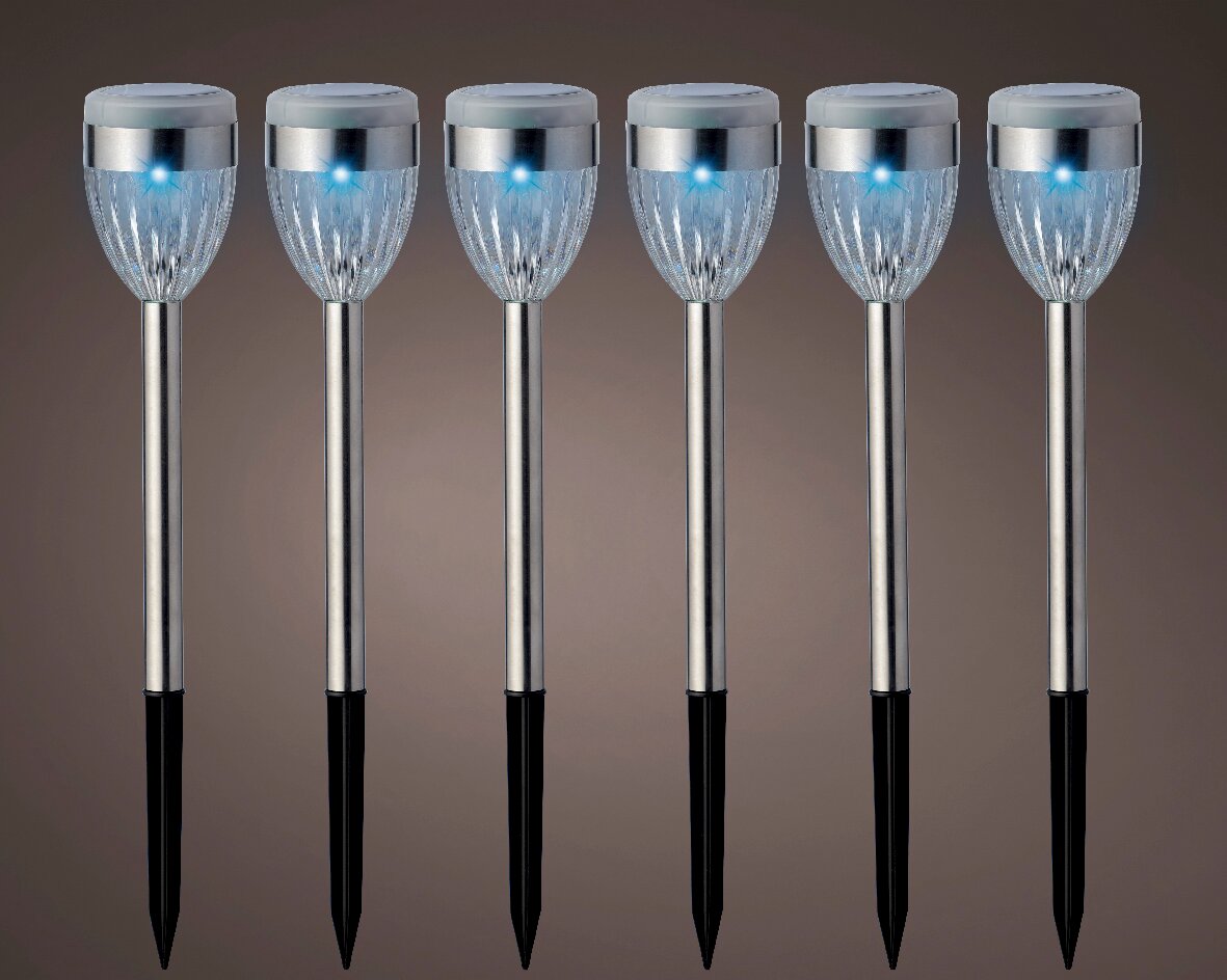 Zes zonne-energie staande lampen in vooraanzicht, met helderblauwe leds en zilverkleurige behuizingen.