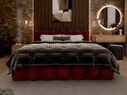 Luxe gestoffeerd bedframe in rood met een doorgestikt hoofdeinde, gefotografeerd van voren in een elegant ingerichte slaapkamer met moderne decoratieve elementen.