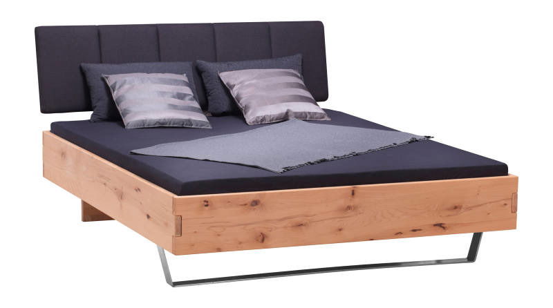 Holzbett mit dunklem Kopfteil und Metallfüßen, seitliche Perspektive