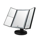 Schwarzer Kosmetik-Spiegel Vivian mit drei klappbaren Spiegeln, frontal leicht von der Seite betrachtet.