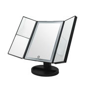 Schwarzer Kosmetik-Spiegel Vivian mit drei klappbaren Spiegeln, frontal leicht von der Seite betrachtet.